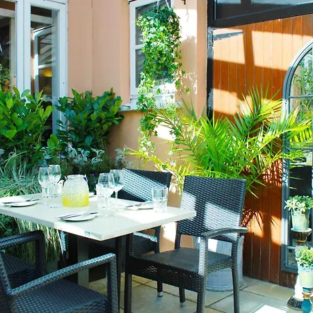 Harry Clarke Mews At The Castle * Dublín